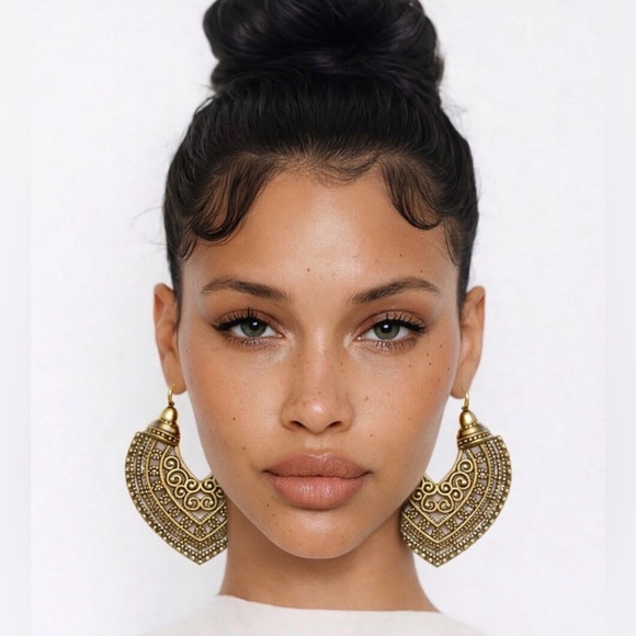 Jewelry - Elegant Gold Dangle Earrings